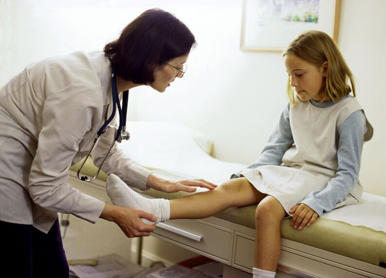 Lány, a térdízület arthrosisával egy speciális fogadáson